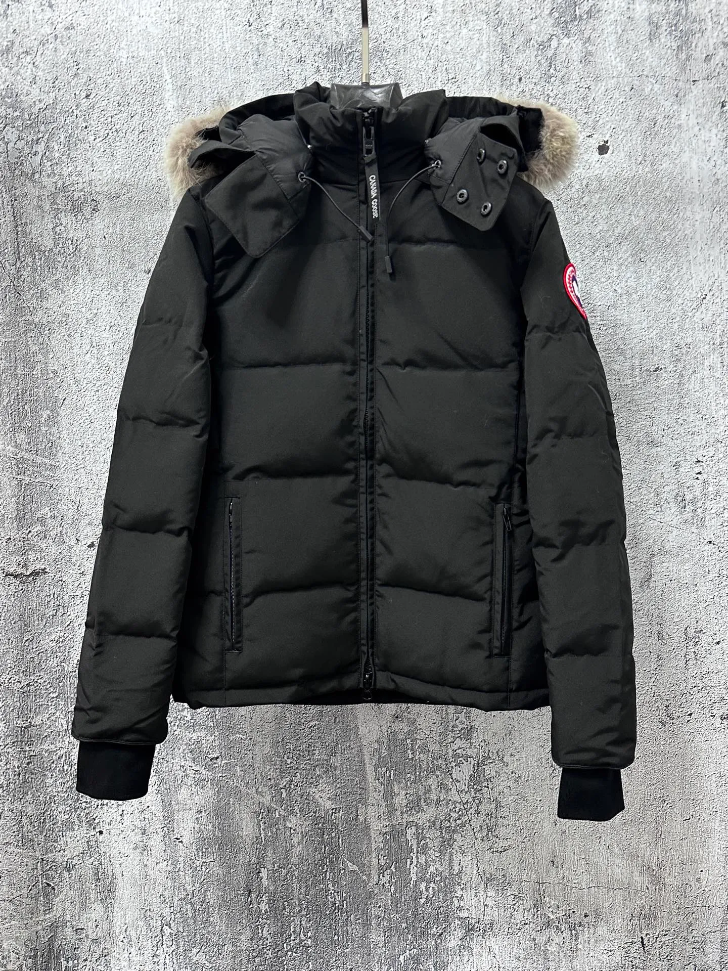 P840 【Canada gooseChelsea】Women's parka down coat, warm and comfortable. The adjustable hood features a high collar and concealed snap closure for extended coverage. And for greater protection against the elements, the detachable wolf fur collar. It features a sturdy YKK® two-way lockable zipper at the center front and a retractable waistband at the inner waist. Designed with internal straps for carrying over the shoulder. Fleece-lined exterior handwarmer pockets. Sturdy ribbed knit cuffs for cold protection and warmth. Sizes: XS-XL
